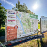 Neue Übersichtstafel mit den freigegebenen Pfenningberg-Forststraßen und Trails IMG_3500